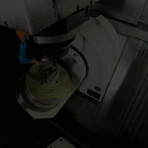 Wenn aus rohem Material ein Teil entsteht, hat das seinen eigenen Rhythmus. Auf unserer Mikron Mill S 400 U. Präzise Bewegungen, s...